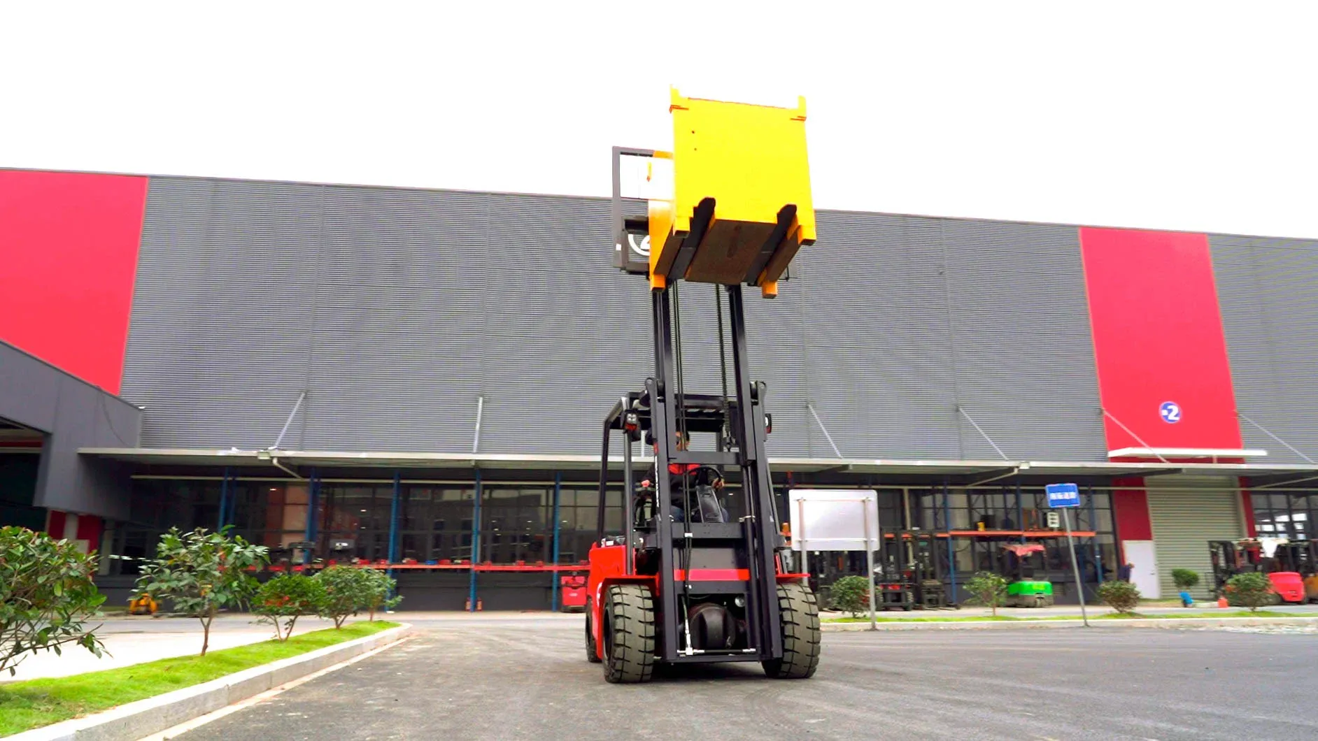 Xe nâng điện EP CPD50L1 5 tấn đang vận hành bên trong container, chứng minh khả năng chui lọt nhờ chiều cao khung bảo vệ 2250mm