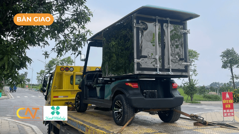 Bàn giao xe điện chở hàng thùng kín cho Xanh Melody Resort