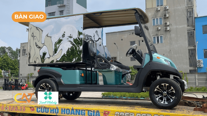 Bàn giao xe điện chở hàng thùng kín cho Xanh Melody Resort