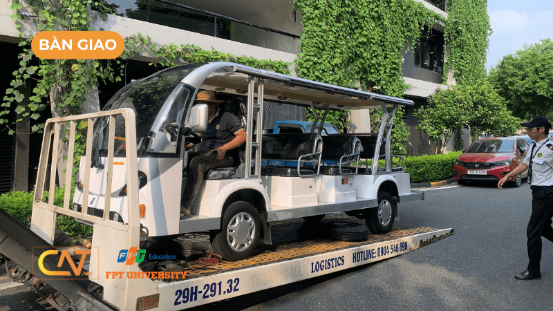 Bàn Giao Xe Điện Chở Khách 14 Chỗ EG6158K màu trắng tại FPT
