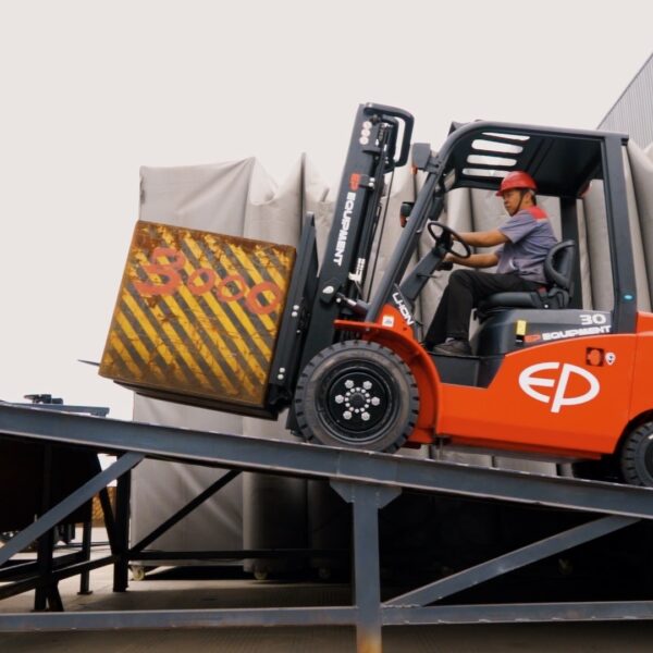 Xe nâng điện ngồi lái EP EFL253, 303, 353 (S,P) 3 tấn, 80V Li-Ion, thuộc dòng EFL(S/P) 3 cấp độ hiệu năng, gầm cao thay thế xe dầu
