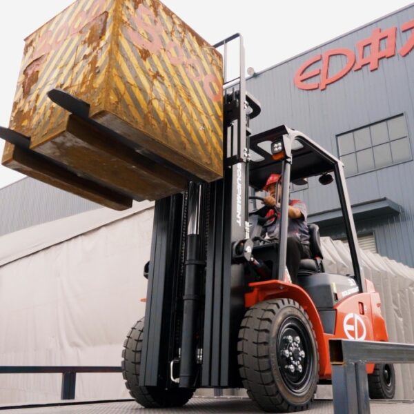 Xe nâng điện ngồi lái EP EFL253, 303, 353 (S,P) 3 tấn, 80V Li-Ion, thuộc dòng EFL(S/P) 3 cấp độ hiệu năng, gầm cao thay thế xe dầu