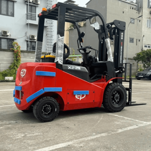 Hình ảnh xe nâng điện ngồi lái 2.5 tấn EP EFX2-251, giải pháp thay thế xe dầu, pin Li-Ion 80V/100Ah, gầm cao 150mm.