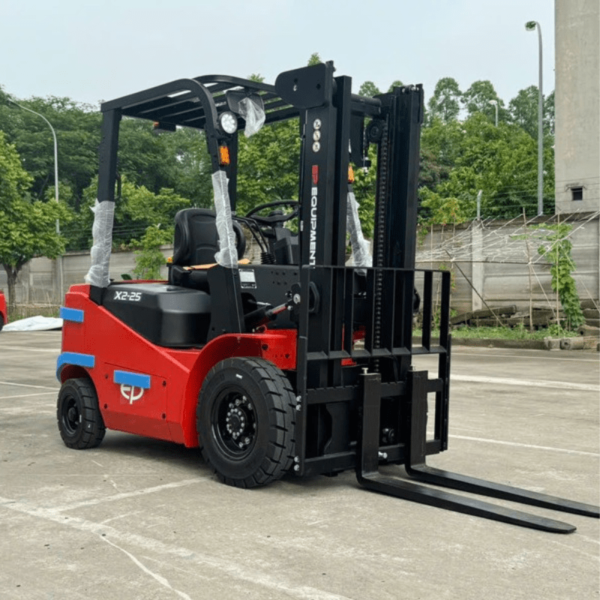 Hình ảnh xe nâng điện ngồi lái 2.5 tấn EP EFX2-251, giải pháp thay thế xe dầu, pin Li-Ion 80V/100Ah, gầm cao 150mm.